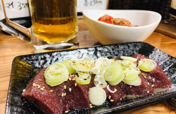 宮崎市にある居酒屋は仕事帰りの一人飲みに最適なカウンター席がございます